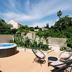 Kala Luxury By Duhomes 게스트하우스 4*